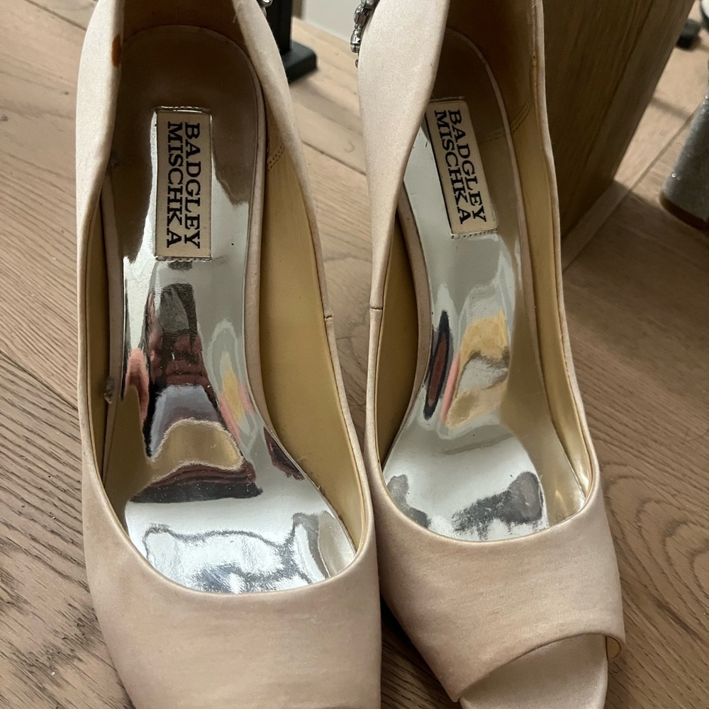 Badgley Mischka Women's Cream Peep Toe Heels
